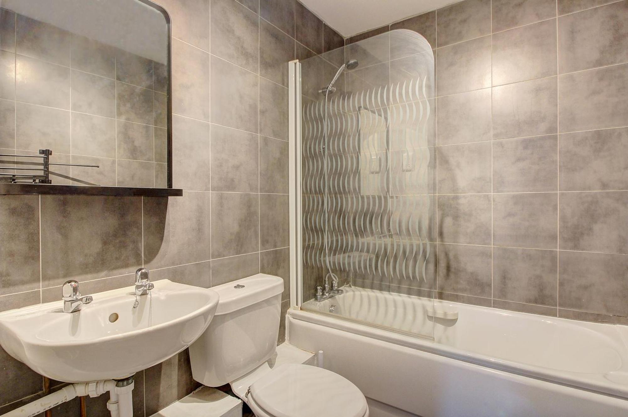 2 Minutes From Mk Central By Car- 2 Bed Apartment - 2 Free Parking Spaces- Hosted By Stayinmk Milton Keynes Bagian luar foto