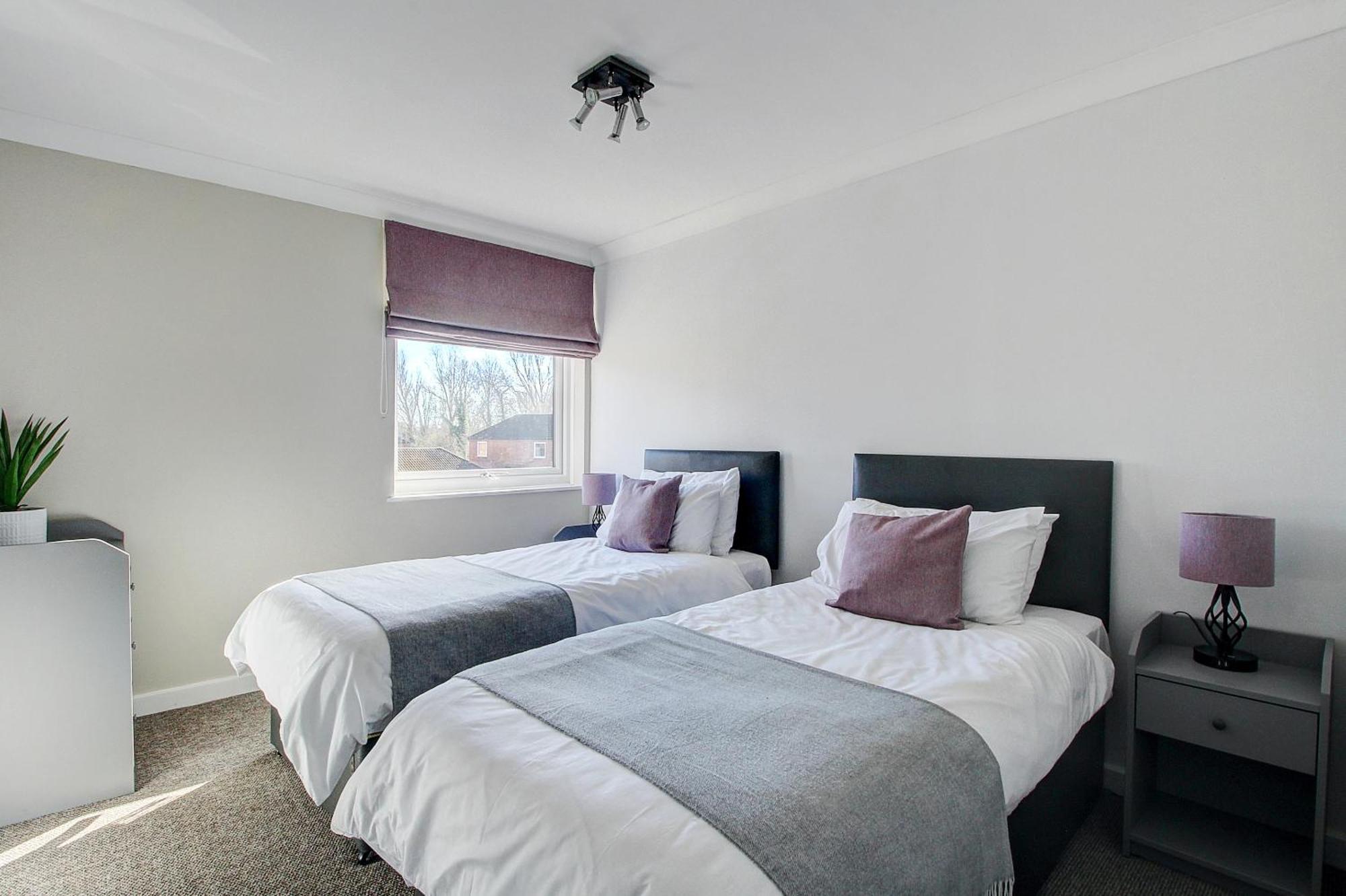 2 Minutes From Mk Central By Car- 2 Bed Apartment - 2 Free Parking Spaces- Hosted By Stayinmk Milton Keynes Bagian luar foto